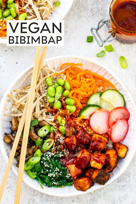 Vibrant and colourful Korean bibimbap gets a plant-based makeover in this tasty vegan version: brown rice, tofu, shiitake mushrooms, carrots, spinach, beansprouts, and edamame served with pickled vegetables and a classic bibimbap sauce. Tofu Bibimbap Recipe, Bibimbap Vegetarian, Tofu Bibimbap, Bibimbap Sauce, Rice Tofu, Vegan Bibimbap, Korean Bibimbap, Bibimbap Recipe, Flexitarian Recipes