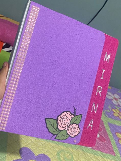 Una idea que te puede gustar para decorar tu portafolio escolar Folder Decoration, Notebook, Quick Saves