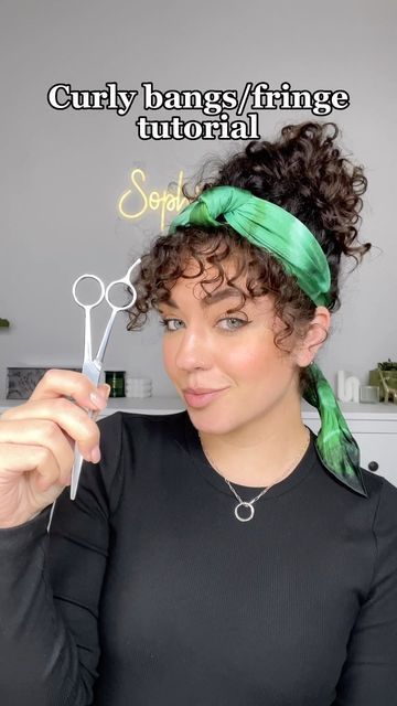 Fake Curly Bangs, Diy Curly Bangs, Big Headband Hairstyles, Curly Bangs Tutorial, Curly Hair Headband Styles, Curly Hair With Headband, Chunky Curls, Curly Hair Scarf, Hairstyles With Accessories