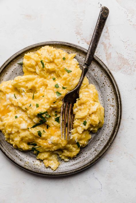 These cheesy scrambled eggs are soft eggs scrambled made with cheese and cooked in butter to create soft egg folds. Scrambled Egg Bake, Oven Scrambled Eggs, Bake Bacon, Oven Cooked Bacon, Cheesy Scrambled Eggs, Fluffy Scrambled Eggs, Soft Egg, Scrambled Eggs Recipe, Cheesy Eggs