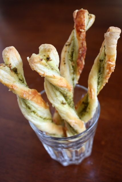 Pesto Straws - Completely Delicious Bread Sticks, Quick And Easy Appetizers, Yummy Appetizers, Appetizers Easy, Veggie Recipes, Appetizer Snacks, Savoury Food, Finger Foods, Food Inspiration