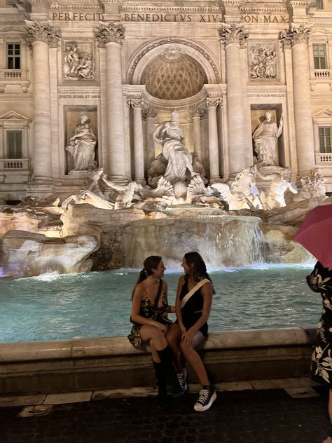 Italy Trevi Fountain, Italy At Night, Rome At Night, Trevi Fountain Rome, Friends Memories, The Trevi Fountain, Rome Photo, Italy Aesthetic, Trevi Fountain