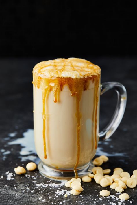 Caramel Hot Chocolate, Caramel Drinks, White Hot Chocolate Recipe, Hot Winter Drinks, Frozen Hot Chocolate, Delicious Hot Chocolate, Drink Recipes Nonalcoholic, Creamy Caramel, White Hot Chocolate