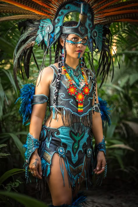 Fotógrafos y concheros se unen para dar experiencias únicas con JP Stones Photography • NeoMexicanismos Aztec Costume, Stones Photography, Art Chicano, Aztec Artwork, Costume Carnaval, Female Image, Female Warriors, Mexican Culture Art, Stone Photography