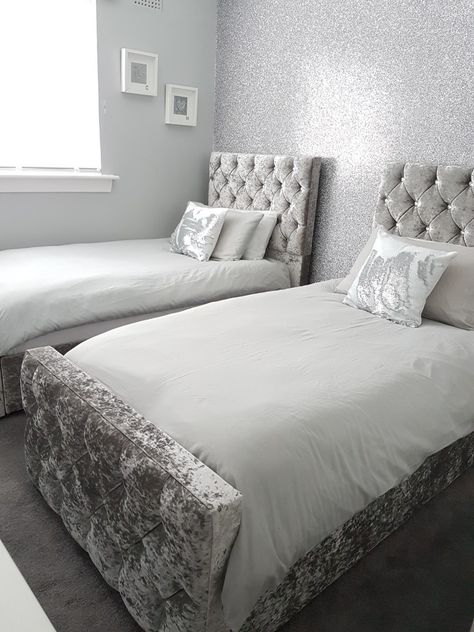 Crushed Velvet Bedroom, Twin Bedroom Decor, Inn Ideas, Crushed Velvet Bed, Teenager Bedroom Design, Comfortable Bedroom Decor, Velvet Bedroom, Luxury Room, Luxury Room Bedroom