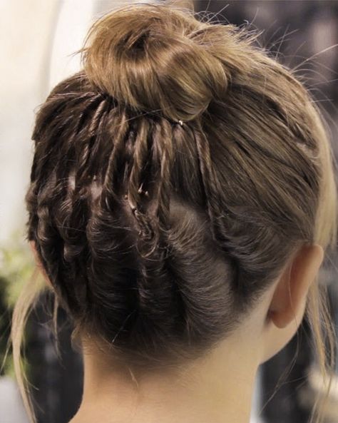 For recital pictures- Ballerina bun for short hair: add a few twists in the back Hair Buns For Short Hair, Buns For Short Hair, Stylish Bun, Bun Short Hair, Ballerina Bun, Hair Buns, Rock A, Styling Tips, Buns