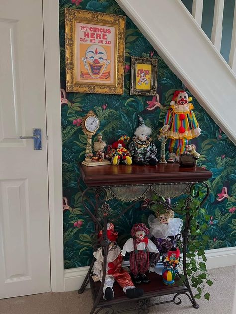 Clown Interior Design, Clown House Aesthetic, Clown Themed Room, Clown Home Decor, Clown Room Decor, Clown Bedroom, Clown Core Aesthetic, 4 Dabloons, Clown Room