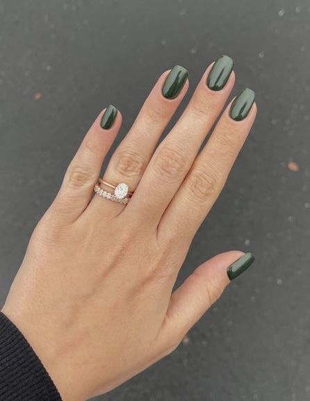 Wedding Nails For Bride Olive Green, Simple Sheek Nails, Neutral Fall Nails Round, Plain Nails Colors Winter, Plain Winter Nails Simple, Solid Color Nail Inspiration, Short Squoval Acrylic Nails Green, Fall Nail Colors Simple, Fall Nails Emerald Green