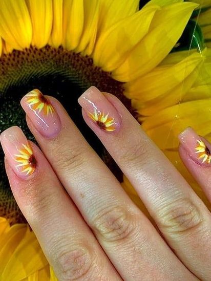 nude nails with sunflowers Crystal Tips, Sunflower Nail Art, Yellow Nail Art, Yellow Nails Design, Yellow Nail, Summer Sunflower, Sunflower Nails, Lavender Nails, Daisy Nails