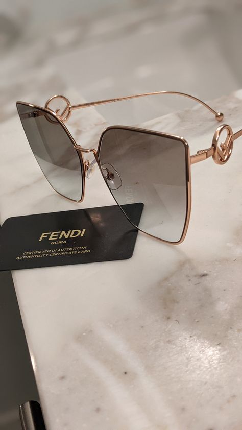 Brand Name Sunglasses, Glares Women Sunglasses, Sun Glasses Women Aesthetic, Fendi Glasses Sunglasses, Cute Sunglasses For Women, Cool Shades Sunglasses, Fendi Sunglasses Women, Sunglasses Women Aesthetic, Shades Aesthetic