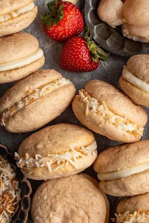 Lychee Dessert, Strawberry Whoopie Pies, Coconut Cream Filling, Whoopie Pie Filling, White Chocolate Coconut, Whoopie Pie Recipe, Chocolate Whoopie Pies, Dessert Cookies, Whoopie Pie