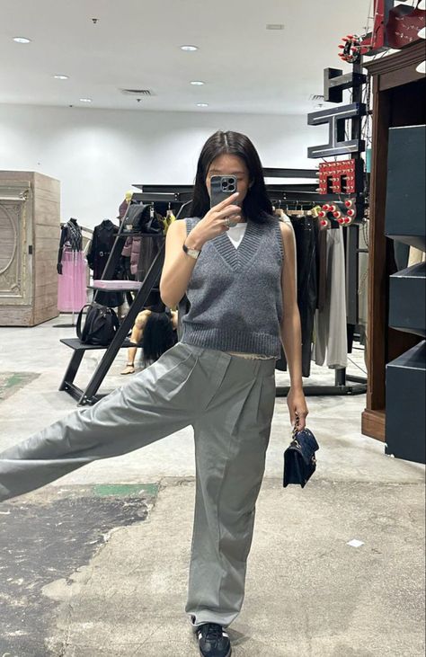 jennie insta 08/19/23 Tailored Trousers Outfit, Airport Fashion Kpop, Korean Outfits Kpop, Trouser Outfit, Pretty Photos, Blackpink Fashion, Korean Outfits, Blackpink Jennie, Aesthetic Outfits