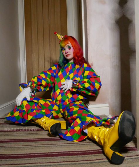 Two piece harlequin fabric clown outfit. By @shandelions on instagram. Trousers made by @pinkladycostuming on instagram Clown Bloomers Outfit, Casual Clowncore, Halloween Clown Outfit, Clown Outfit Ideas, Clown Costume Ideas, Clown Photography, Clown Jumpsuit, Cute Clown Costume, Clowncore Fashion