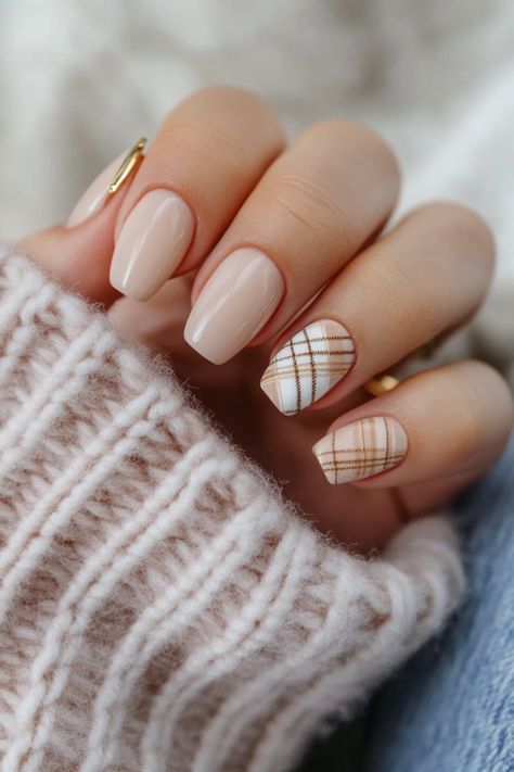 Simple Nails For Light Skin, Nails For Autumn Fall, Nail Ideas Autumn 2024, Brown Nail Designs Fall Autumn, Terracotta Nails Designs Wedding, White Fall Nails Autumn, Short Square Autumn Nails, Light Colored Fall Nails, Boho Winter Nails