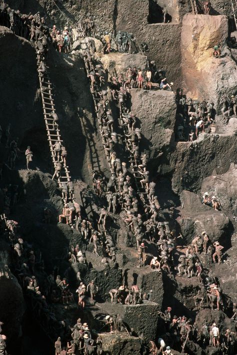 1985: Inside Brazil's massive Serra Pelada gold mine Tribes Of The World, Old Abandoned Buildings, Gold Mine, Historical Images, Gold Mining, Photo B, Future City, African American History, Historical Photos