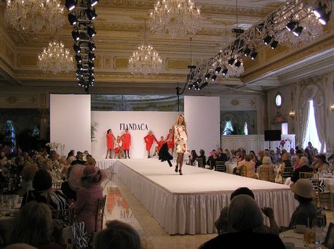 Fashion Show Backdrop Ideas, Fashion Show Seating, Runway Backdrop, Fashion Show Backdrop, Diy Fashion Show, Fashion Stage, Events Management, Fundraising Gala, Bridal Expo