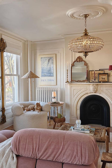 Cozy yet classic living room interior design Vintage Coquette Living Room, Dainty Interior Design, Classic Vintage Interior Design, Classic Chic Living Room, Mid Century Art Deco Living Room, Girly Modern Apartment, Feminine Decor Ideas, Taylor Swift Living Room, Vintage Apartment Decor Living Room