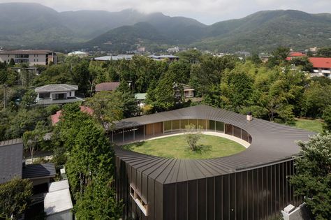 shigeru ban subtracts circular courtyard from villa sengokubara - designboom | architecture Japanese Courtyard House, Japanese Courtyard, Shigeru Ban, Japanese Architect, Timber House, Courtyard House, Japanese Architecture, Japanese House, Large Homes