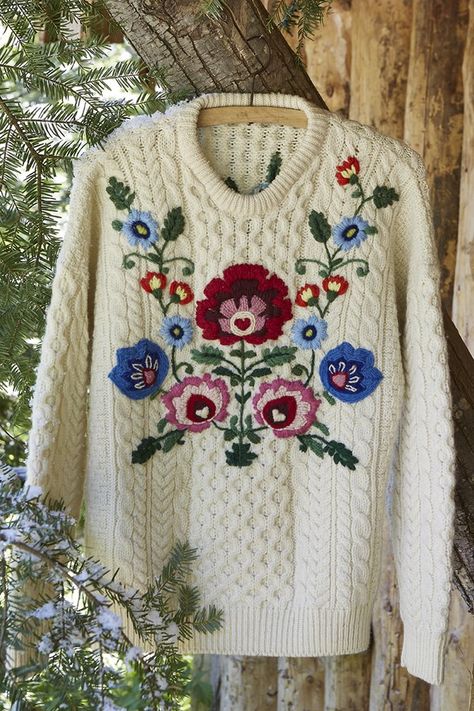 Découvrez notre tutoriel DIY pour apprendre à broder des fleurs sur un pull en tricot Sweater Refashion, Design Textile, Patterned Cardigans, Recycle Clothes, Crochet Techniques, Mode Fashion, Marie Claire, Textile Design, Diy Clothes