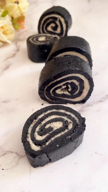 Judit - Recetas de postres on Instagram: "Sushi de oreo con 2 ingredientes 🤤 👩🏻‍🍳Ingredientes: -24 oreo -4 cucharadas de leche (para la galleta) -2 cucharaditas de leche(para la crema) #oreocake #oreo #oreolover #pasteldeoreo #postre #postres #postrecasero #postrefacil #postresinhorno #postreoreo #postrerico #oreolovers #postre #postres #postreoreo #oréo #postresfríos" Resep Sushi, Chocolate Dishes, Oreo Recipes, Sweet Dishes Recipes, Tasty Recipes Videos, Quick Recipes Snacks, Deli Food, Oreo Dessert, Sweet Snacks Recipes