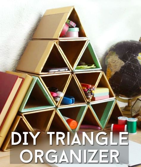 You could even paint the triangles, if you wanted to, or even use it in a drawer. Here's how to make it. Diy Desk Organization, Cardboard Organizer, Kerajinan Diy, Desk Organization Diy, Diy Desk Decor, Diy Bricolage, Hemma Diy, Diy Simple, Create Decor