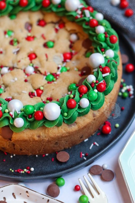 Christmas Platter Cookies, Pillsbury Christmas Cookies Aesthetic, Giant Christmas Cookie, Christmas Cookie Cake Design, Chocolate Chip Sprinkle Cookies Christmas, Christmas Desserts Party, Christmas Cookie Cake, Plain Cookies, Janes Patisserie