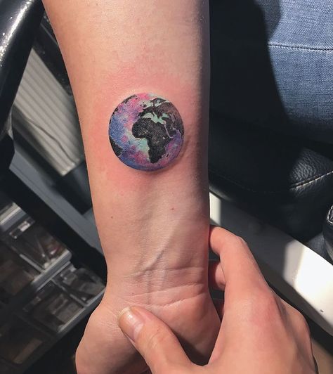 Watercolor Earth Tattoo, Planets Tattoo, Earth Watercolor, Circular Tattoo, Globe Tattoos, Realistisches Tattoo, Earth Tattoo, Tattoo Schrift, Circle Tattoos