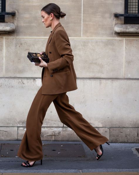 Gorgeous brown trouser suit Minimalist Moda, Fashion Gone Rouge, Brown Suit, Walking Down The Street, Looks Street Style, Couture Week, Street Style Paris, Business Outfit, Mode Inspo