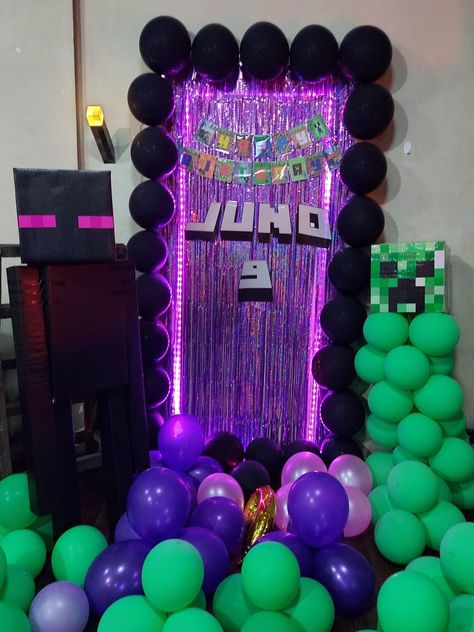 Due to the pandemic, Juno wasn't able to invite some of her friends over. So we created Enderboy--a shorter version of Enderman. Juno's party guest is made of cardboard boxes. 🤣 #Party #PartyTheme #PartyIdeas #MinecraftPartyTheme #BirthdayParty #Minecraft #Enderman Enderman Birthday Party, Minecraft Party Cake, Girl Minecraft Party, Minecraft Bday Party Ideas, Girls Minecraft Birthday Party, Minecraft Photo Booth, Minecraft Party Invitations, Minecraft Birthday Decorations, Minecraft Party Ideas