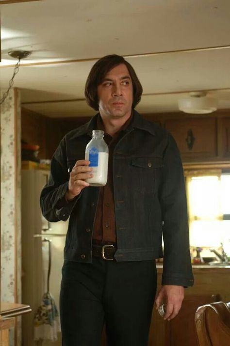 Got Milk? Javier Bardem is bad to the bone in No Country for old men. Javier Bardem 90s, Anton Chigurh, No Country For Old Men, Iconic Movie Characters, Coin Toss, Coen Brothers, Javier Bardem, Random People, Movie Shots