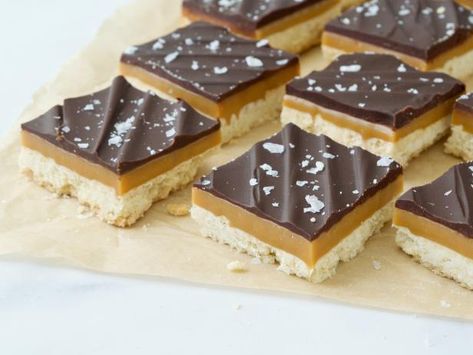 Millionaire Bars, Shortbread Recipe, Millionaire Shortbread, Gooey Caramel, How To Make Caramel, Shortbread Recipes, Soft Caramel, Flaky Salt, Chocolate Caramels