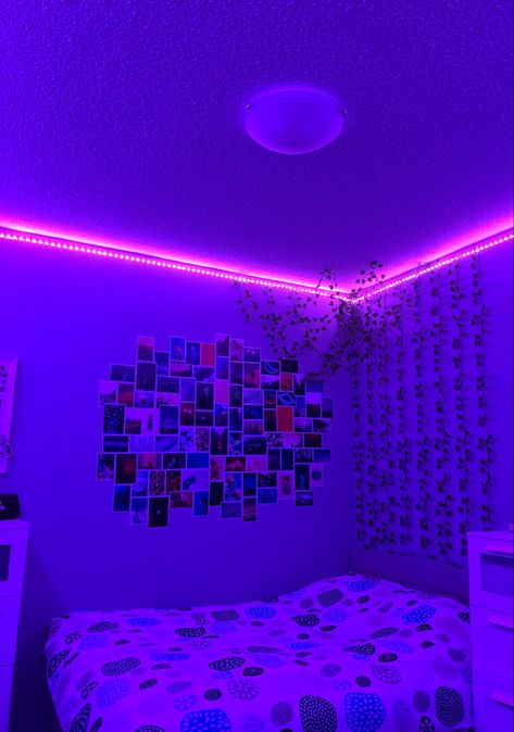 Led Lights And Vines Bedroom, Bedroom With Fake Vines, Fake Vines Decor Bedroom With Led Lights, Room With Leaves And Led Lights, Tiktok Room Aesthetic Small Room, Room With Vines And Led Lights, Vines In Bedroom Ideas, Aesthetic Rooms Led Lights, Fake Vines