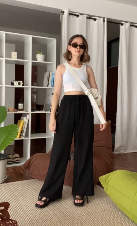 Casual Semi Formal Outfit, Flowy Black Pants Outfit, Loose Black Pants Outfit, Black Linen Pants Outfit, Semi Formal Mujer, Campus Outfit, Future Clothes, Future Outfit, Summer Attire