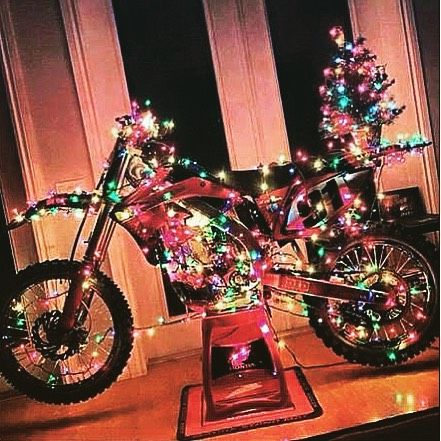 I need this instead of a christmas tree #motocross #mx #yamaha #husqvarna #ktm #suzuki #honda #yzf #rmz #crf #2stroke #4stroke #whatever #fmx #christmas #holydays #sx #supercross #kissofdeath by max_imized Motorcycle Humor, Dune Buggies, Go Karts, Thanksgiving Wallpaper, Present Christmas, Instagram Christmas, Merry Christmas Everyone, Diy Decor Crafts, Easter Holidays