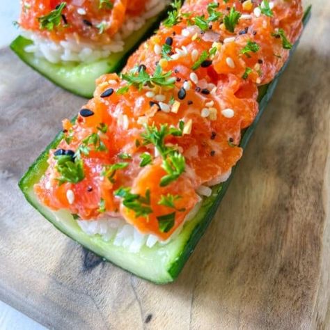 Cucumber Salmon Boats - The Modern Nonna Sushi Cucumber, Cucumber Boats, Spicy Salmon Sushi, Pasti Fit, Sommer Mad, Salmon Sushi, Spicy Salmon, Spicy Mayo, Sushi Recipes