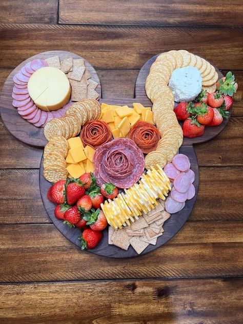 Mickey Mouse Breakfast Ideas, Mickey Charcuterie Board, Minnie Mouse Charcuterie Board, Babyland Shower Theme, Mickey Pizza, Disneyland Party, Minnie Mouse Cookies, Disneyland Birthday, Party Food Themes