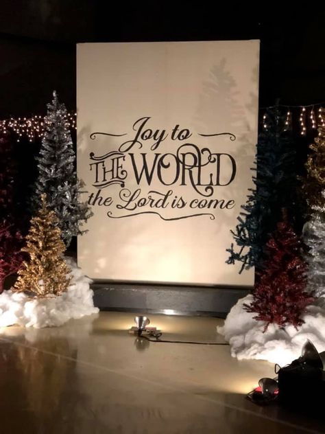 Church Christmas Tree Display, Christmas Stage Backdrop Ideas, Christmas Decor Ideas Corporate, Chapel Christmas Decorations, Diy Fall Backdrop Ideas, Christian Christmas Outdoor Decorations, Christmas Sanctuary Decorations, Christmas Concert Stage Design, Nativity Photo Booth