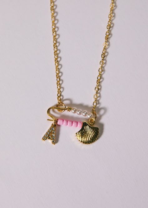 Gold-filled paperclip chain, shell charm, and custom initial on 16" chain. Preppy Gold Necklaces, Preppy Charm Necklace, Cute Outfit Accessories, Cute Charm Necklaces, Gold Summer Jewelry, Bsf Gifts, Cute Gold Jewelry, Logan Tay, Summer Jewlery