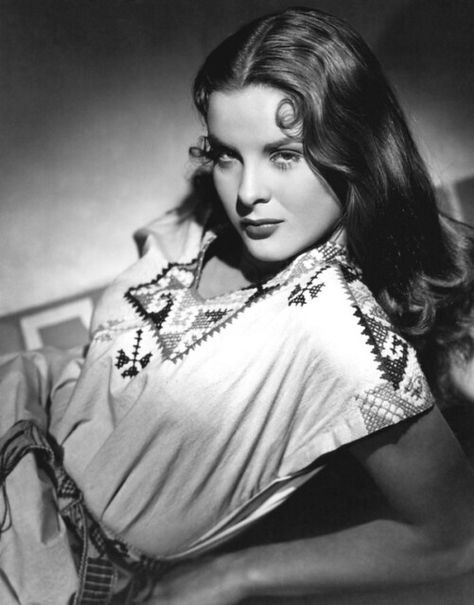 Jean Peters in a publicity photo for Captain From Castile  (Henry King, 1947) Jean Peters, Montgomery Clift, Graduation Pictures, Life Magazine, Hollywood Glamour, Vintage Beauty, In Hollywood, Movie Stars, Style Icons