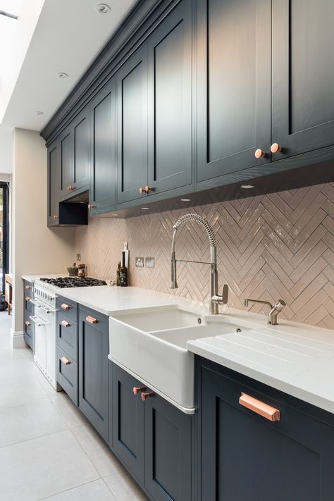 This Shaker-style kitchen has modern influences and accents of bright colour, such as the pink herringbone splashback and achieves a warm, English style with a modern Scandinavian design twist #kitchendesign #kitcheninspo #kitchendecor Dapur Skandinavia, Hiasan Dalaman Dapur, Dapur Moden, Idea Dapur, Reka Bentuk Dapur, Kitchen With Marble, Marble Worktops, Scandinavian Kitchen Design, Interior Dapur