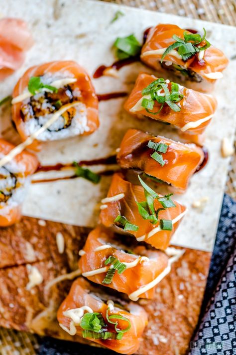 Fancy Sushi Rolls, Salmon Rolls Recipe, Smoked Salmon Sushi Roll, Salmon Roll Sushi, Sushi With Salmon, Salmon Sushi Recipes, Smoked Salmon Sushi, Spicy Salmon Roll, Salmon Rolls