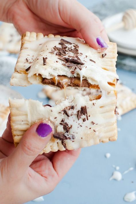 Drunken S'more Pop Tarts. Try this semi-homemade recipe for pop tarts with chocolate + caramel bourbon filling and a marshmallow glaze. #poptarts #homemade #dessert #smore #caramel #bourbon Marshmallow Glaze, Empanadas Recipes, Caramel Bourbon, Smores Pops, Fruit Pop, Poptart Recipe, Pop Tart, Semi Homemade, Yummy Dessert