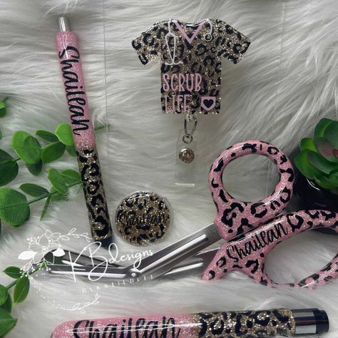 Resin Scissors, Mini Gifts, Surgical Technologist, Nursing Student Tips, Stethoscope Id Tag, Fancy Pens, Nursing Accessories, Glitter Gifts, Glitter Pens