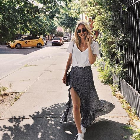 NYC Girl Happy Friday everyone! #weekendvibes #happyfriday #ootd #myvans #nyc Viktoria Dahlberg, Look 80s, Midi Skirt Outfit, Look Rock, Rock Outfit, Outfit Chic, Hippie Outfits, Look Casual, Style Chic