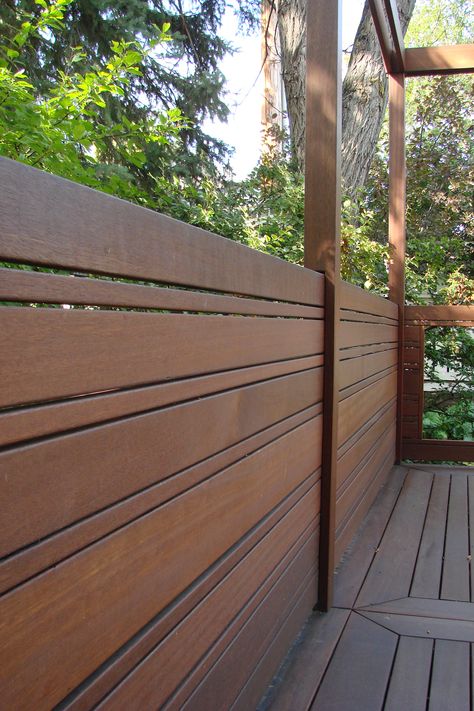 Patio Fence Ideas, Boundary Wall Designs, Privacy Screen Deck, Fence Design Ideas, Contemporary Deck, Deck Railing Design, Wood Fence Design, Fence Designs, Modern Fence Design