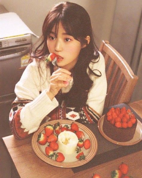 Eating Dessert Pose, Family Photo Reference, Photographie Portrait Inspiration, 사진 촬영 포즈, Female Reference, Human Reference, Body Reference Poses, Photoshoot Idea, Human Poses Reference