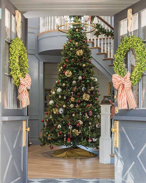 Step inside Cara and Tom Fox’s Utah home decked for the holiday season—follow the link! (📷: Construction, architectural designs, and interior designs by Cara and Tom Fox) https://thecottagejournal.com/see-cara-tom-fox-utah-home-holiday-season/ The Fox Group, Fox Group, Christmas Decorating Hacks, Christmas Entry, French Country Christmas, Christmas Decor Inspiration, Christmas Interiors, Christmas Baskets, Hello Lovely