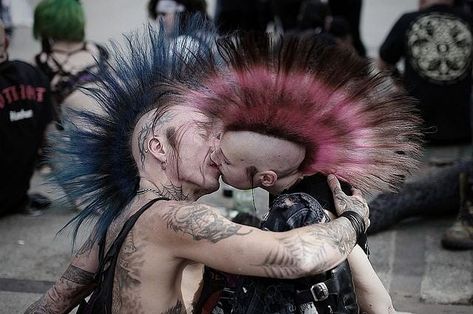 gothcreatures en Instagram: “Everyday is a gay day   To credit photo: Dm 🌈” Alt Woman, Alternative Women, Punk Guys, Rock Hair, Punk Rock Hair, Alt Men, Traditional Goth, Cultura Punk, Gothic Music