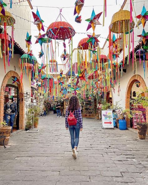 Pueblos Mágicos de México on Instagram: “. ＰＲＥＳＥＮＴＡ 📍 San Pedro Tlaquepaque, Jalisco 📅 𝑫𝒆𝒄𝒍𝒂𝒓𝒂𝒅𝒐 𝑷𝒖𝒆𝒃𝒍𝒐 𝑴á𝒈𝒊𝒄𝒐 𝒆𝒏 2018. 📌𝘼𝙩𝙧𝙖𝙘𝙩𝙞𝙫𝙤𝙨 𝙦𝙪𝙚 𝙣𝙤 𝙩𝙚 𝙥𝙪𝙚𝙙𝙚𝙨 𝙥𝙚𝙧𝙙𝙚𝙧: ⛲️ Jardín Hidalgo 🏢…” 8th Grade Dance, Purple Wedding Theme, Spring Projects, Farm Stay, Countries Around The World, San Pedro, Seville, Small Garden, Travel Bucket List