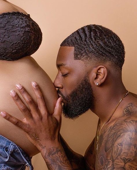 pinterest: @TRUUBEAUTYS💧 Couple Pregnancy Pictures, Maternity Shoot Outfit, Maternity Picture Outfits, Photo Bb, Maternity Studio Photoshoot, Maternity Photography Poses Couple, Pregnancy Photos Couples, Maternity Photography Poses Pregnancy Pics, Couple Pregnancy Photoshoot